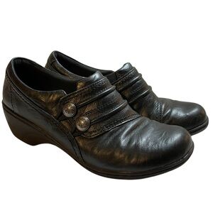 CLARKS Black Leather Round Toe Wedge Heel Slip-On Button Trim Shoes - Size 7.5